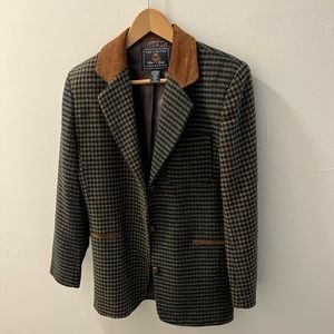 Beautiful vintage 90s blazer. Perfect with black tights and boots.